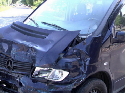 Протаранивший ограждение автомобиль чудом не искалечил первоклашек в Тирасполе