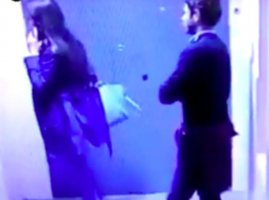 Дерзко нападавшие на женщин в лифтах подростки попали на видео 