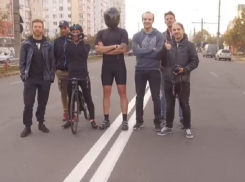 Велосипедист обогнал троллейбус и автомобиль в гонке по Кишиневу на видео