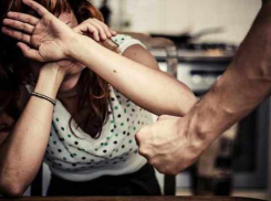 40-летнюю женщину жестоко избил и изрезал ножом в Слободзее ее муж-рецидивист