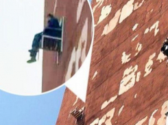 В Кишинёве сняли мужчину, который повесил кресло на отвесную стену многоэтажного дома и отдыхал в нём