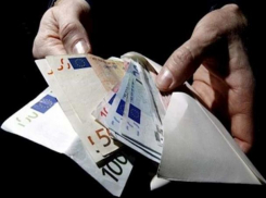 Офицеры полиции вымогали 5 тысяч евро, похвалившись связями в антикоррупционном центре 