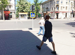 Фрик в ушанке позабавил изнывающих от жары кишиневцев 