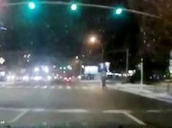 Женщина, опасно для жизни пересекающая перекресток на Ботанике на красный свет, попала на видео