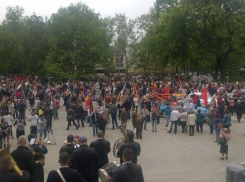 В сквере Театра оперы и балета находятся уже тысячи граждан 