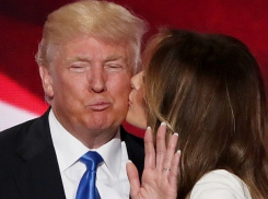 Неуклюжие попытки Трампа «овладеть рукой» жены высмеяли американцы