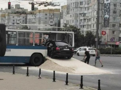 Сотни снимков с «въехавшим авто» в троллейбус разлетаются в соцсетях. СМИ пестрят желтыми заголовками