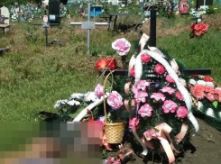 Мужчина повесился на могильном кресте своей жены, похороненной в Каушанском районе