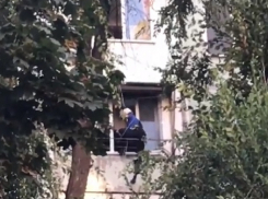 Девушку, угрожавшую спрыгнуть с балкона в столице, спасли с помощью ее мамы