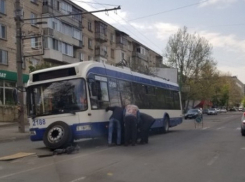 Троллейбус угодил в жуткую яму на Ботанике