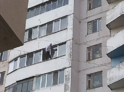 Мужчина в Кишиневе пытается сброситься с высотного здания
