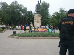 Несколько членов Noua Dreapta устроили акцию против Марша Победы