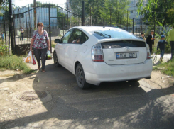 Хамская парковка дамы на тротуаре перед школой возмутила жительницу Кишинева