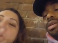 Интимный разговор в прямом эфире девушки и пикапера у ночного клуба прервало появление мужа 