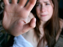 Секс-скандал: девочка, которую 240 раз изнасиловал ее отец, встала на его защиту