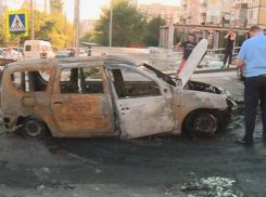 Сгоревший утром на Чеканах автомобиль был подожжен, водитель находился внутри