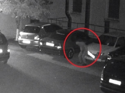 «Ночной неадекват» покуражился над автомобилем в Кишиневе и попал на видео 