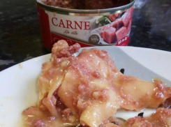 Шкурки и жир вместо обещанной производителем тушенки обнаружил в купленной консервной банке житель столицы