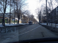 Прорыв трубы превратил улицу в Кишиневе в ледяной каток