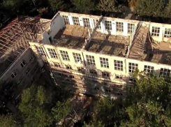 Разрушенную крышу строительного колледжа в Кишиневе сняли на видео перед началом учебного года 