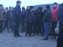 Жители села Токуз требуют сделать дорогу: протест из-за километровой грязи