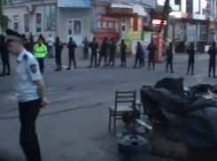 Полиция начала розыск торговцев, бросавших ящики в карабинеров на центральном рынке Кишинева