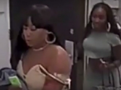 Афроамериканки ограбили сластолюбивого пенсионера и попали на видео