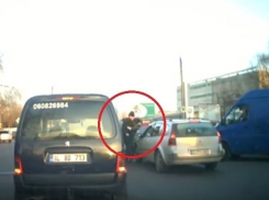 В Кишиневе двое мужчин подрались прямо на дороге 