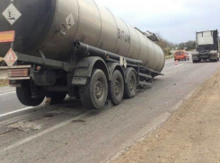 Необычное ДТП: тягач «потерял» цистерну с битумом у села Бульбоака 