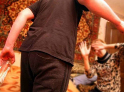 Буйный мужчина в Страшенском районе жестоко избил мать и сломал ей челюсть