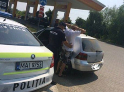 Вооруженный пистолетом юноша пригрозил застрелить водителя на дороге под Бельцами