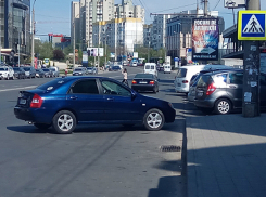 Верх наглости: нелепой парковкой водитель перекрыл целую полосу для движения в Кишиневе