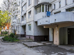 В столице голый мужчина вылез в окно и начал выбрасывать свои вещи