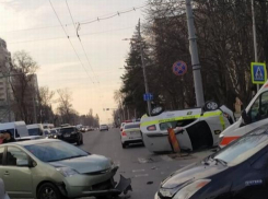 Полицейская машина перевернулась на крышу после столкновения с другим авто на злополучном перекрёстке