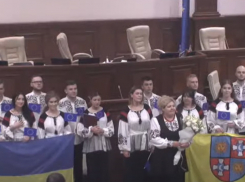 «Slava Ukraini!» от Алайбы. В молдавском парламенте пели гимн Украины
