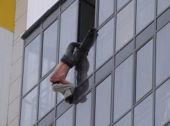 Смертельное падение после установки металлопластикового окна совершил мужчина 