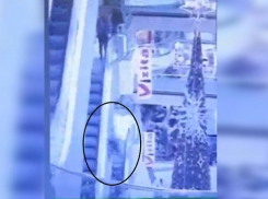 (18+) Появилось видео падения молодого человека в Mall-e