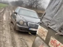Шикарный Mercedes утонул в грязи Единецкого района - и вытащил его советский вездеход