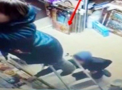 Серийные воры из Оргеева, промышлявшие в столичных магазинах, попали на видео 