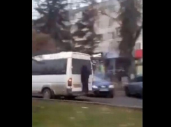 Необычный кучер на Ботанике - некий мужчина прокатился на наружной задней платформе маршрутки