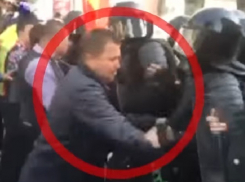 Драку протаранившего митинг оппозиции водителя и полицейских в Кишиневе сняли на видео
