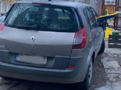 В Кишиневе наглый водитель прикинулся полицейским, чтобы припарковать автомобиль на детской площадке