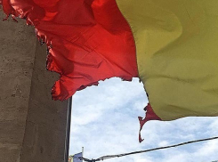 «Позор» в центре Кишинева: напротив здания правительства сожгли флаг Молдовы