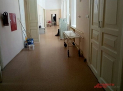 Шок в Бельцах: пациентка-инсультница, оставленная без присмотра, упала и разбила голову