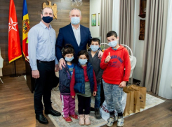 Додон помог мальчику, пробежавшему 12 км в резиновых калошах