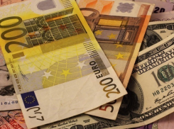 Стабильный рост покажут доллар, евро и румынский лей в пятницу и выходные 