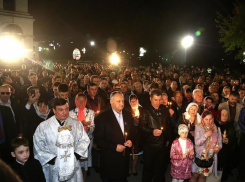 Президент наряду с тысячами верующих принял участие в пасхальном богослужении 