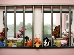 С пеленок за колючей проволокой - тюремный срок рядом с мамой