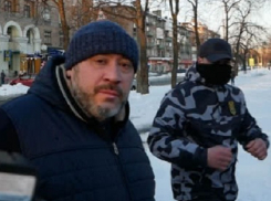 Разъяренные националисты устроили обвиняемому в убийстве журналиста «коридор позора»