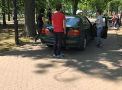 Хамские парковки нахала недели, наивной девушки и странного дуэта возмутили жителей Кишинева